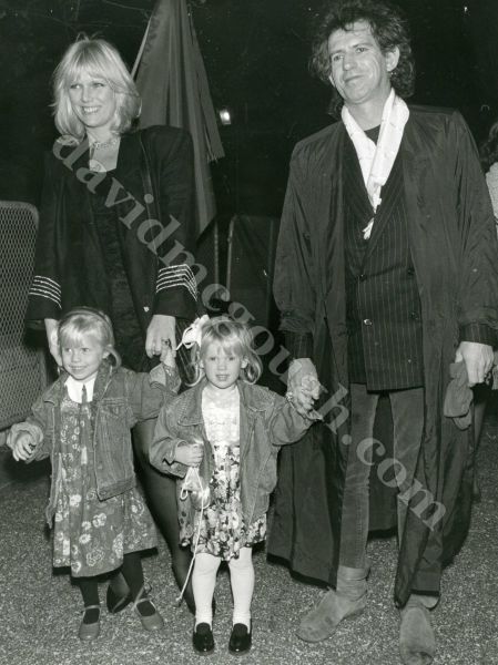Keith Richards w family 1988.jpg